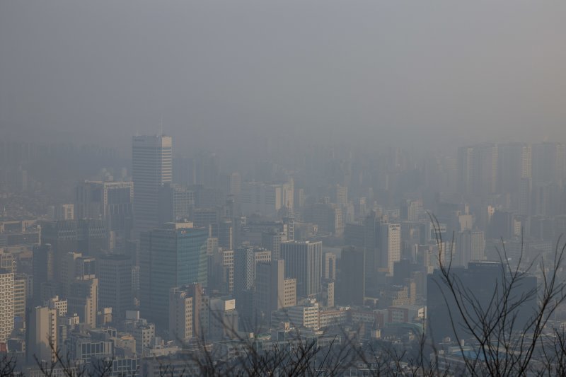 [서울=뉴시스] 정병혁 기자 = 미세먼지 농도가 '나쁨' 수준을 보인 5일 서울 중구 남산에서 바라본 도심이 뿌옇게 보이고 있다. 2026.02.05. jhope@newsis.com