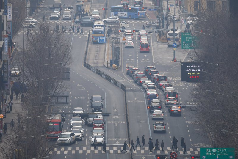 [서울=뉴시스] 정병혁 기자 = 미세먼지 농도가 '나쁨' 수준을 보인 5일 서울 종로구 서울시교육청에서 바라본 도심이 뿌옇게 보이고 있다. 2026.02.05. jhope@newsis.com
