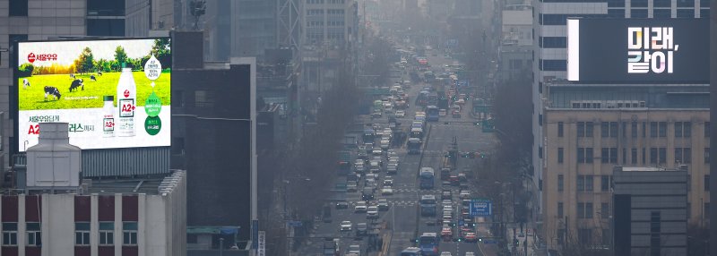 [서울=뉴시스] 정병혁 기자 = 미세먼지 농도가 '나쁨' 수준을 보인 5일 서울 종로구 서울시교육청에서 바라본 도심이 뿌옇게 보이고 있다. 2026.02.05. jhope@newsis.com