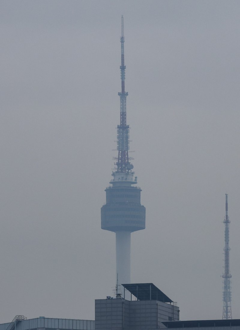 [서울=뉴시스] 정병혁 기자 = 미세먼지 농도가 '나쁨' 수준을 보인 5일 서울 종로구 서울시교육청에서 바라본 N서울타워가 뿌옇게 보이고 있다. 2026.02.05. jhope@newsis.com