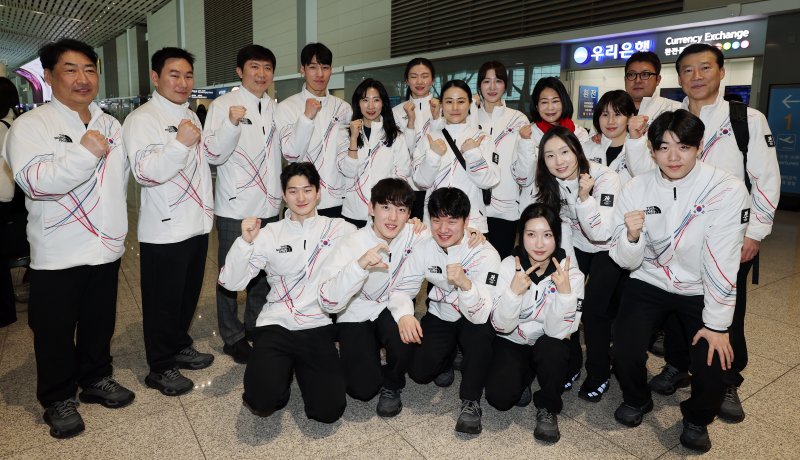 2026 밀라노·코르티나담페초 동계올림픽에 출전하는 대한민국 대표팀 선수들이 30일 오전 인천국제공항 제2터미널을 통해 이탈리아 밀라노로 출국 전 유승민 대한체육회장과 기념 촬영을 하고 있다. 2026.1.30/뉴스1 ⓒ News1 김진환 기자
