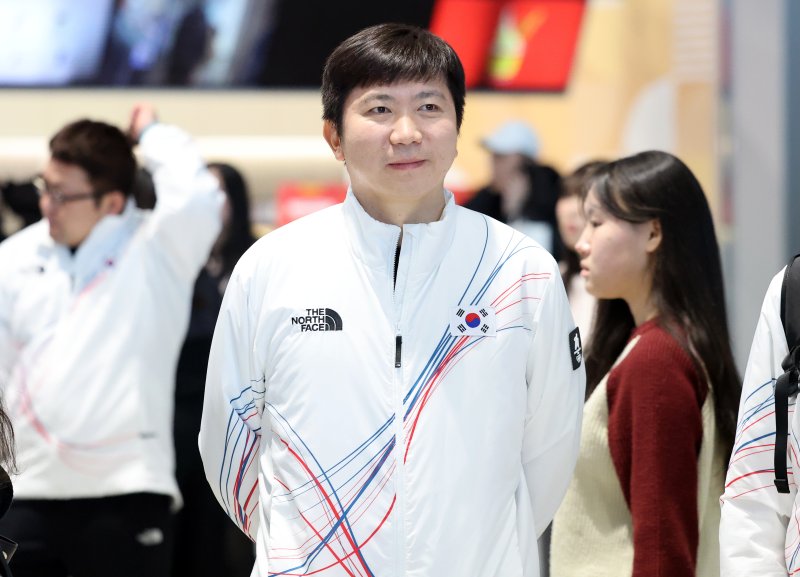유승민 대한체육회장이 30일 오전 이탈리아 밀라노로 출국하는 2026 밀라노·코르티나담페초 동계올림픽 대한민국 대표팀 선수들을 응원하기 위해 인천국제공항 제2터미널을 찾아 선수들을 바라보고 있다. 2026.1.30/뉴스1 ⓒ News1 김진환 기자