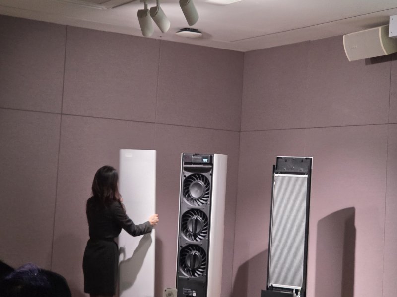 삼성전자는 사용자의 생활 패턴에 따라 기류를 감지하는 신개념 방식의 2026년형 인공지능(AI) 무풍 에어컨 신제품을 5일 출시했다. 삼성전자 직원이 에어컨의 전면부를 탈착하는 모습이다. 2026.2.5/뉴스1 ⓒ News1 박기호 기자