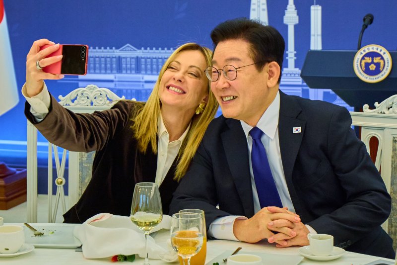 [서울=뉴시스] 이재명 대통령과 조르자 멜로니 이탈리아 총리가 19일 청와대에서 열린 한-이탈리아 공식오찬에서 이 대통령이 멜로니 총리께 선물한 삼성 갤럭시 Z플립7 핑크로 셀카를 찍고 있다. (사진=청와대 제공) 2026.01.19. photo@newsis.com *재판매 및 DB 금지