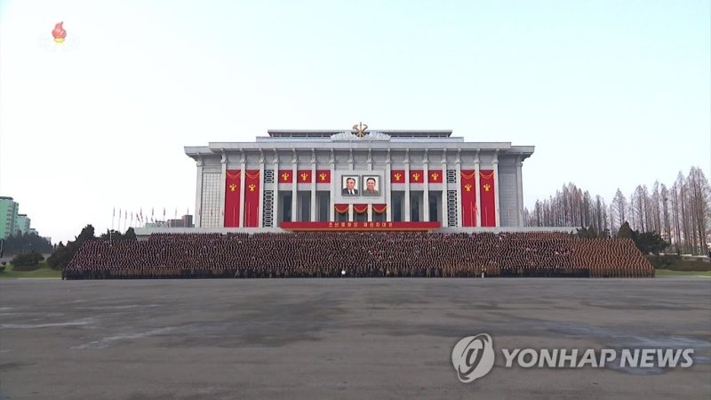 북한 8차 당대회가 열린 4·25 문화회관 앞 기념사진 (출처=연합뉴스)