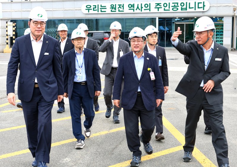 김성환 기후에너지환경부 장관이 부산 기장군 소재 고리 원전 현장을 점검하고 원전 안전 운영을 위한 철저한 대비를 당부하고 있다. (기후에너지환경부 제공. 재판매 및 DB 금지) 2025.10.15/뉴스1