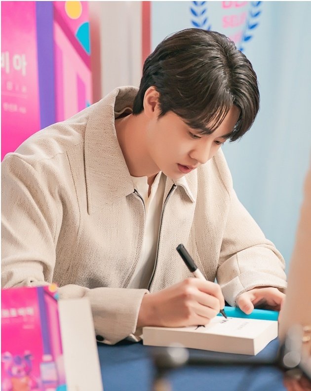 '러브포비아' 김현진, 꽃미모 소설 작가 변신…첫 스틸 공개