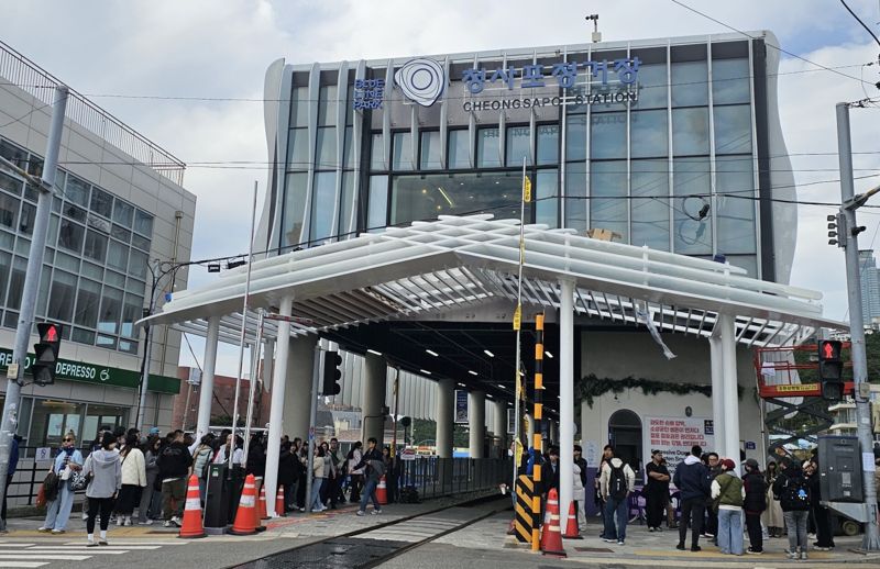 브레인힐스는 부산의 찾는 외국인관광객들의 포트존으로 유명한 해운대블루라인파크 청사포 만남의 광장 지붕도 최근 직접 디자인하고 시공까지 끝내 새로운 관광명소로 만드는데 일조했다. 브레인힐스 제공