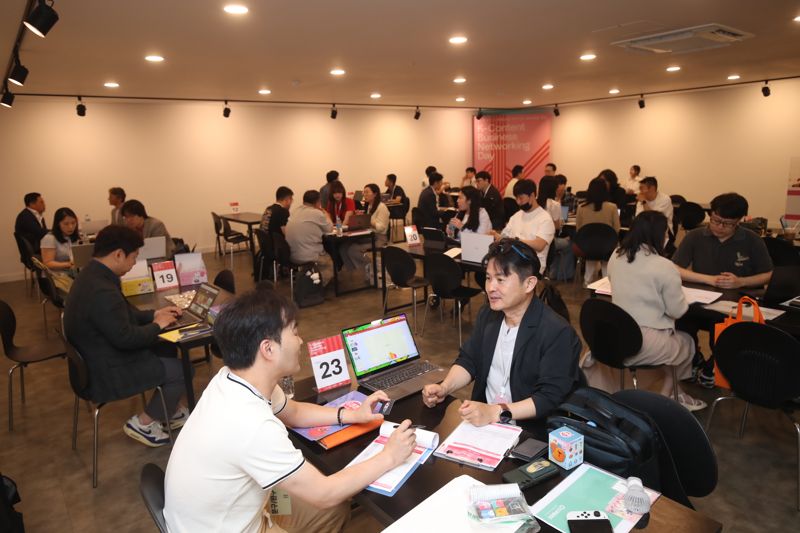 ‘K-콘텐츠X연관산업 비즈니스 네트워킹 데이’에서 콘텐츠 기업과 연관산업 기업 관계자들이 협업 프로젝트를 사업화하기 위해 네트워킹을 하고 있다. 콘진원 제공