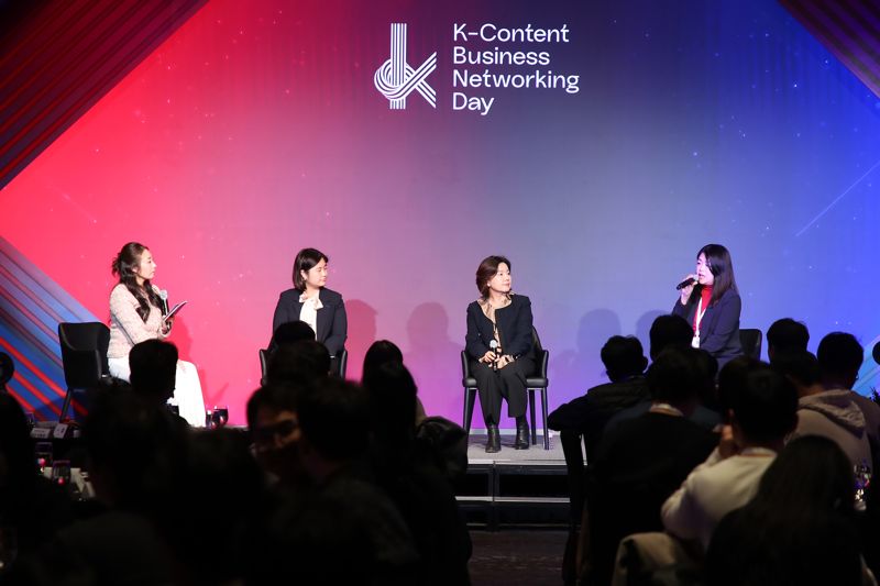 국내 콘텐츠 기업과 연관산업 기업 관계자들이 ‘K-콘텐츠X연관산업 비즈니스 네트워킹 데이’에 참가해 사례를 듣고 있다. 콘진원 제공