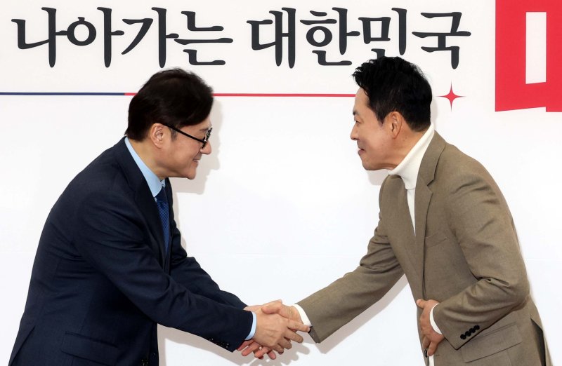 [서울=뉴시스] 조성봉 기자 = 장동혁 국민의힘 대표가 5일 오전 서울 여의도 국회에서 홍익표 대통령비서실 정무수석을 접견하며 악수를 하고 있다. 2026.02.05. suncho21@newsis.com