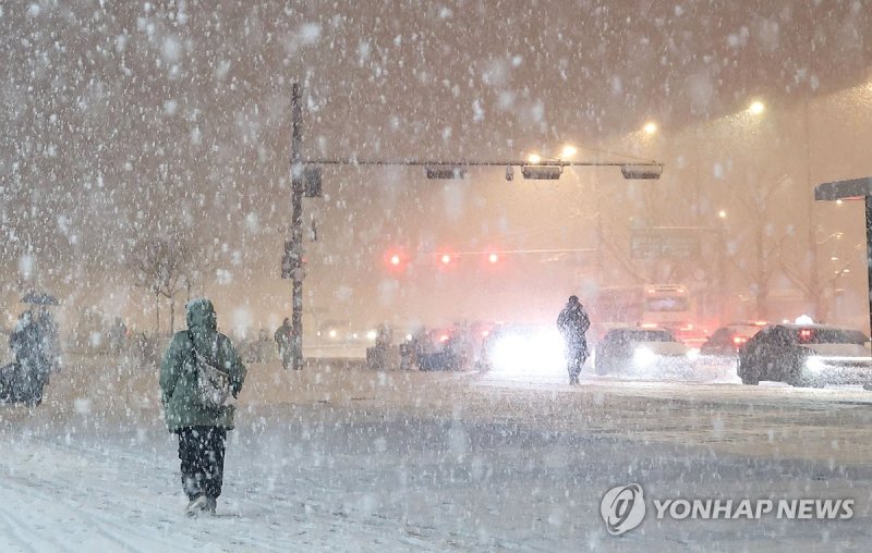 쏟아지는 눈 (출처=연합뉴스)