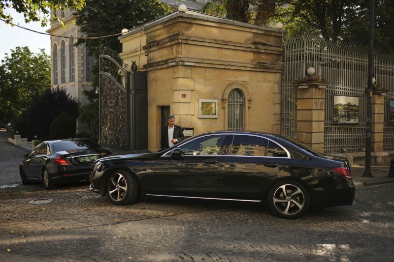 [이스탄불=AP/뉴시스] 지난해 7월 25일(현지 시간) 튀르키예 이스탄불의 이란 영사관으로 이란 핵 프로그램을 논의하기 위한 영국과 프랑스, 독일 외교관들을 태운 자동차들이 들어가고 있다. 2026.02.05.