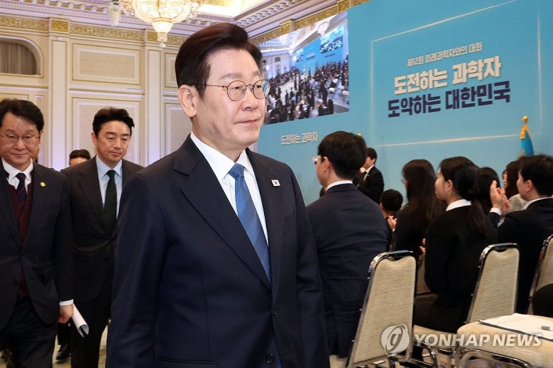 행사장 이석하는 이재명 대통령 (출처=연합뉴스)