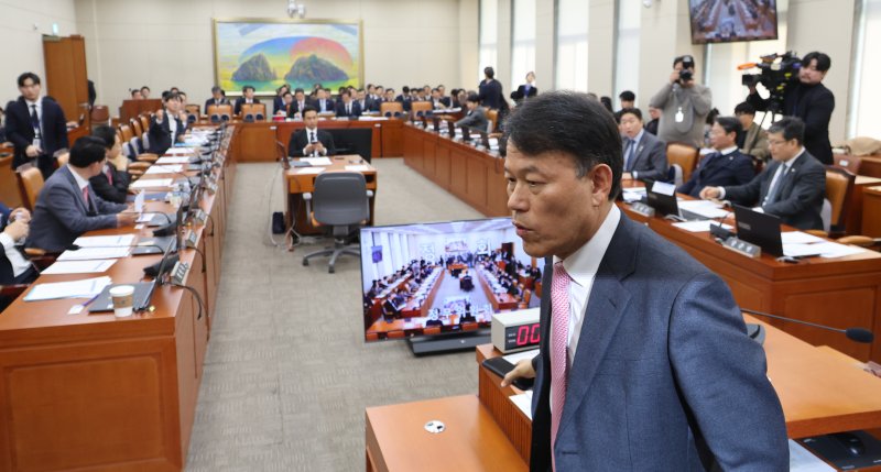 윤한홍 국회 정무위원회 위원장이 5일 오전 서울 여의도 국회에서 열린 전체회의에서 김병주 MBK파트너스 회장 등 2025년도 정무위 소관 국정감사 증인을 위증 혐의로 고발하는 것에 대한 설전 끝에 정회를 선포한 뒤 퇴장하고 있다. 뉴시스화상