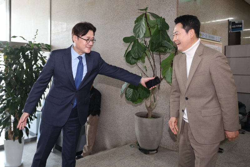 [서울=뉴시스] 김금보 기자 = 장동혁 국민의힘 대표를 접견하기 위해 국회를 찾은 홍익표 대통령비서실 정무수석이 5일 오전 서울 여의도 국회에서 면담장 밖으로 나와 장동혁 대표를 마중하고 있다. 장 대표가 놀란 표정을 짓고 있다. 2026.02.05. kgb@newsis.com