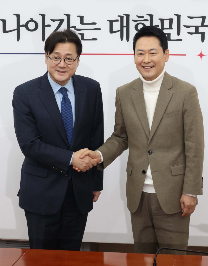 [서울=뉴시스] 조성봉 기자 = 장동혁 국민의힘 대표가 5일 오전 서울 여의도 국회에서 홍익표 대통령비서실 정무수석을 접견하며 악수를 하고 있다. 2026.02.05. suncho21@newsis.com