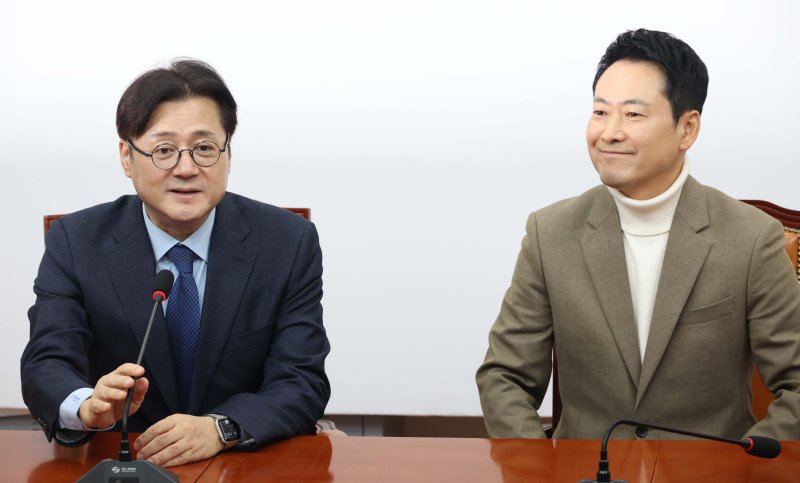 [서울=뉴시스] 조성봉 기자 = 홍익표 대통령비서실 정무수석이 5일 오전 서울 여의도 국회에서 장동혁 국민의힘 대표를 예방하고 인사말을 하고 있다. 2026.02.05. suncho21@newsis.com