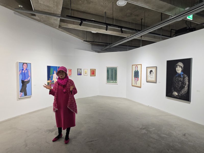 5일 이명옥 관장이 자신을 그린 초상화 작품들을 설명하고 있다. ⓒ 뉴스1 김정한 기자