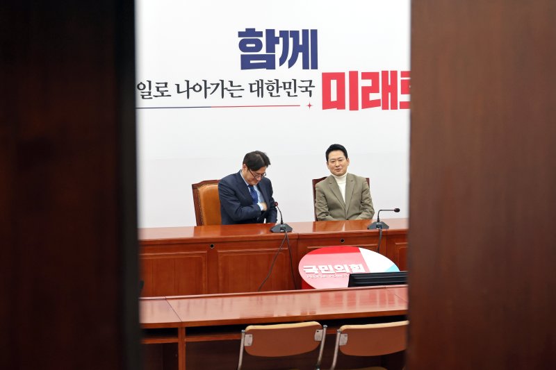 [서울=뉴시스] 김금보 기자 = 장동혁 국민의힘 대표가 5일 오전 서울 여의도 국회에서 홍익표 대통령비서실 정무수석을 접견해 비공개 대화를 하고 있다. 2026.02.05. kgb@newsis.com