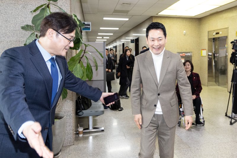 홍익표 청와대 정무수석이 5일 서울 여의도 국회에서 장동혁 국민의힘 대표를 안내하고 있다. 2026.2.5/뉴스1 ⓒ News1 이승배 기자