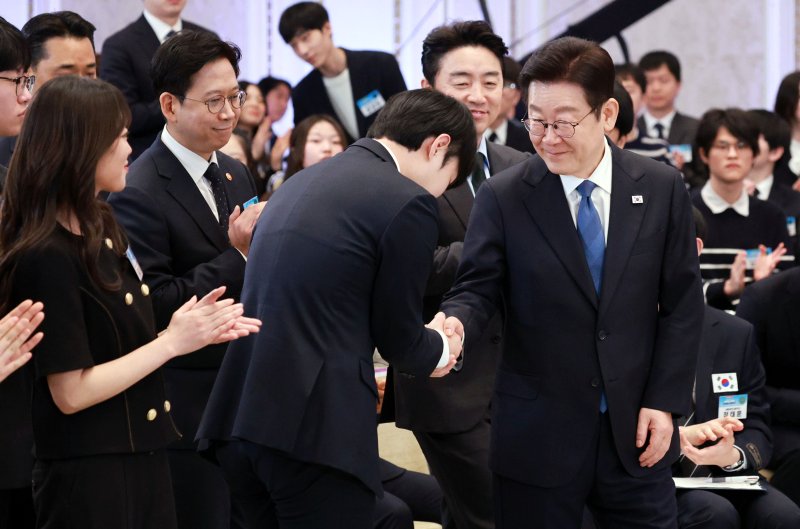 [서울=뉴시스] 고범준 기자 = 이재명 대통령이 5일 청와대에서 열린 대통령과학장학생·올림피아드 대표단 친수 및 간담회(미래 과학자와의 대화)에서 참석자들과 인사하고 있다. 2026.02.05. bjko@newsis.com