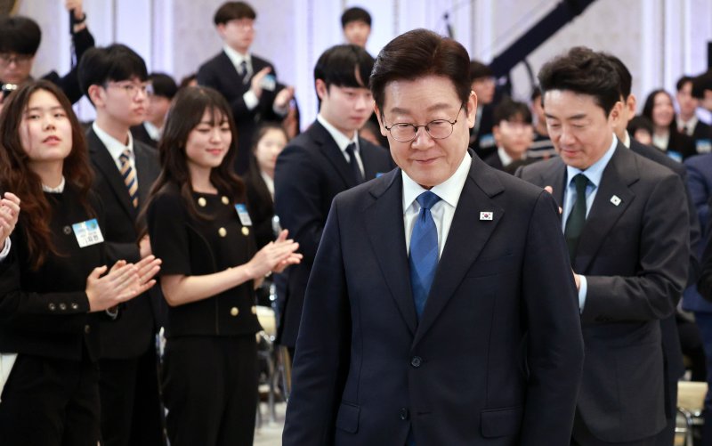 [서울=뉴시스] 고범준 기자 = 이재명 대통령이 5일 청와대에서 열린 대통령과학장학생·올림피아드 대표단 친수 및 간담회(미래 과학자와의 대화)에 입장하고 있다. 2026.02.05. bjko@newsis.com