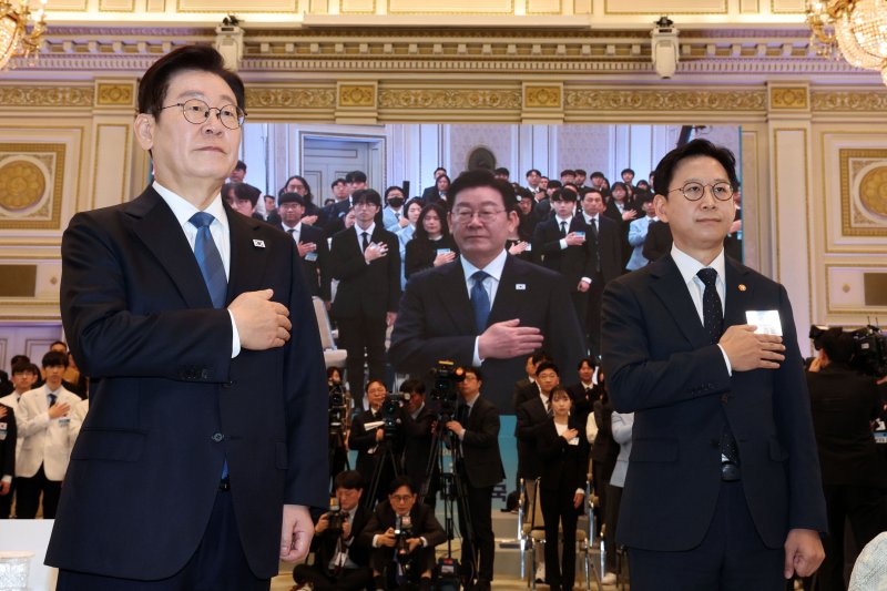 [서울=뉴시스] 고범준 기자 = 이재명 대통령이 5일 청와대에서 열린 대통령과학장학생·올림피아드 대표단 친수 및 간담회(미래 과학자와의 대화)에서 국민의례를 하고 있다. 2026.02.05. bjko@newsis.com