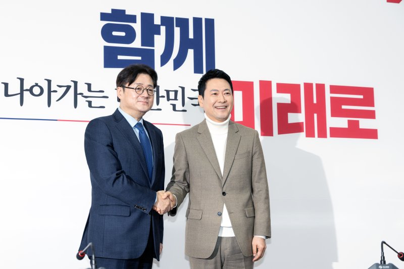 장동혁 국민의힘 대표가 5일 서울 여의도 국회에서 홍익표 청와대 정무수석을 접견, 기념촬영하고 있다. 2026.2.5/뉴스1 ⓒ News1 이승배 기자