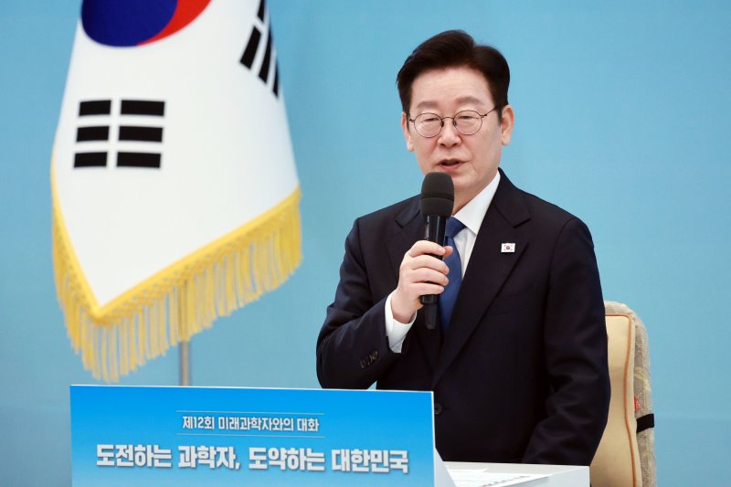 [서울=뉴시스] 고범준 기자 = 이재명 대통령이 5일 청와대에서 열린 대통령과학장학생·올림피아드 대표단 친수 및 간담회(미래 과학자와의 대화)에서 발언하고 있다. 2026.02.05. bjko@newsis.com