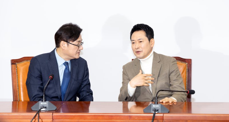 장동혁 국민의힘 대표가 5일 서울 여의도 국회에서 홍익표 청와대 정무수석을 접견하고 있다. 2026.2.5/뉴스1 ⓒ News1 이승배 기자