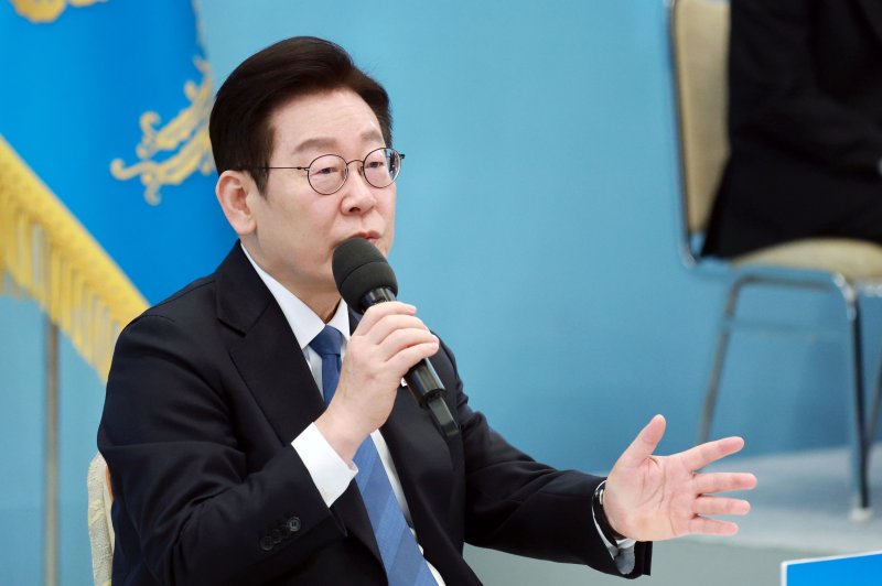 [서울=뉴시스] 고범준 기자 = 이재명 대통령이 5일 청와대에서 열린 대통령과학장학생·올림피아드 대표단 친수 및 간담회(미래 과학자와의 대화)에서 발언하고 있다. 2026.02.05. bjko@newsis.com