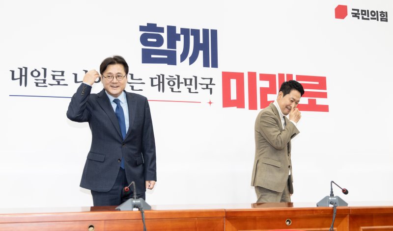 장동혁 국민의힘 대표가 5일 서울 여의도 국회에서 홍익표 청와대 정무수석을 접견, 기념촬영을 마치고 자리로 향하고 있다. 2026.2.5/뉴스1 ⓒ News1 이승배 기자