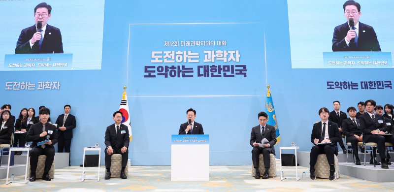 [서울=뉴시스] 고범준 기자 = 이재명 대통령이 5일 청와대에서 열린 대통령과학장학생·올림피아드 대표단 친수 및 간담회(미래 과학자와의 대화)에서 발언하고 있다. 2026.02.05. bjko@newsis.com