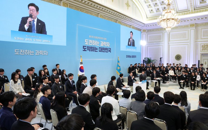 [서울=뉴시스] 고범준 기자 = 이재명 대통령이 5일 청와대에서 열린 대통령과학장학생·올림피아드 대표단 친수 및 간담회(미래 과학자와의 대화)에서 발언하고 있다. 2026.02.05. bjko@newsis.com