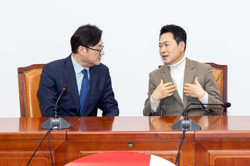 장동혁 국민의힘 대표가 5일 서울 여의도 국회에서 홍익표 청와대 정무수석을 접견하고 있다. 2026.2.5/뉴스1 ⓒ News1 이승배 기자