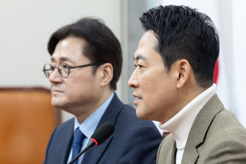 장동혁 국민의힘 대표가 5일 서울 여의도 국회에서 홍익표 청와대 정무수석을 접견하고 있다. 2026.2.5/뉴스1 ⓒ News1 이승배 기자