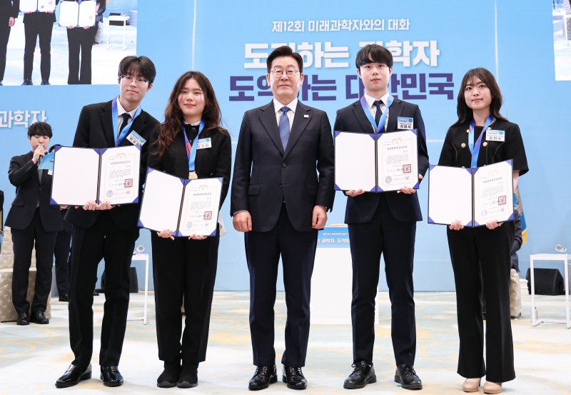 [서울=뉴시스] 고범준 기자 = 이재명 대통령이 5일 청와대에서 열린 대통령과학장학생·올림피아드 대표단 친수 및 간담회(미래 과학자와의 대화)에서 장학생들에게 장학 증서 및 메달을 친수한 뒤 기념촬영을 하고 있다. 2026.02.05. bjko@newsis.com