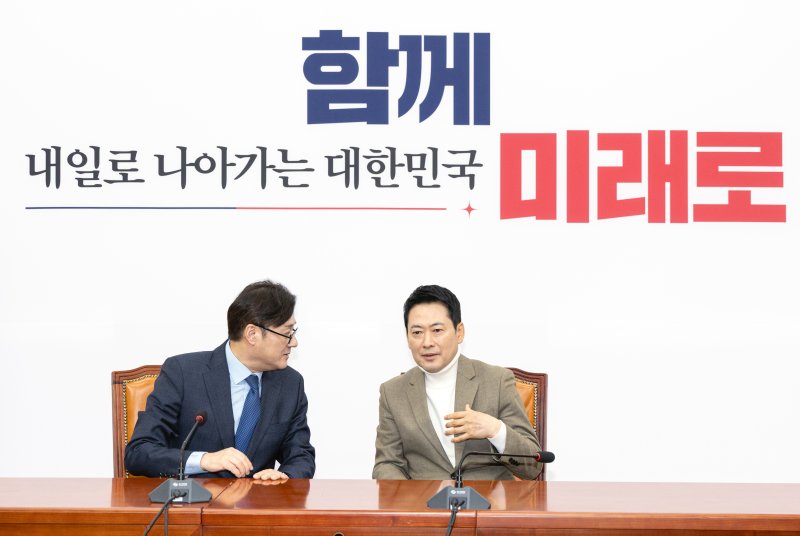 장동혁 국민의힘 대표가 5일 서울 여의도 국회에서 홍익표 청와대 정무수석을 접견하고 있다. 2026.2.5/뉴스1 ⓒ News1 이승배 기자