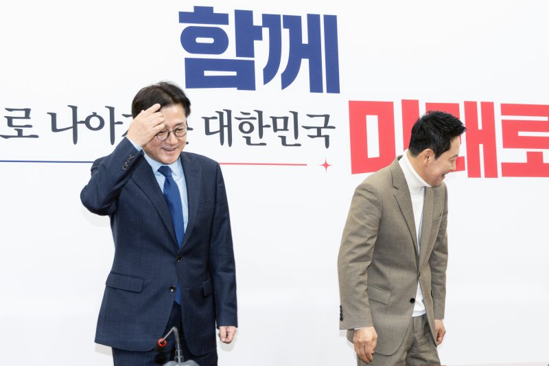 장동혁 국민의힘 대표가 5일 서울 여의도 국회에서 홍익표 청와대 정무수석을 접견, 기념촬영을 마치고 자리로 향하고 있다. 2026.2.5/뉴스1 ⓒ News1 이승배 기자