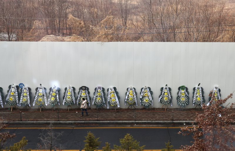[서울=뉴시스] 김명년 기자 = 5일 오전 서울 용산구 용산국제업무지구 공사장 펜스에 정부 공급대책에 항의하는 내용이 적힌 근조 화환이 줄지어 서있다. 2026.02.05. kmn@newsis.com