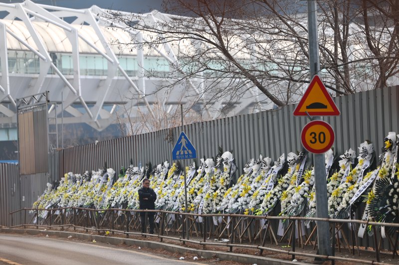 [서울=뉴시스] 김명년 기자 = 5일 오전 서울 용산구 용산국제업무지구 공사장 펜스에 정부 공급대책에 항의하는 내용이 적힌 근조 화환이 줄지어 서있다. 2026.02.05. kmn@newsis.com