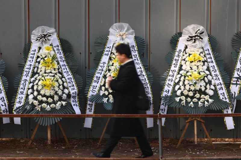 [서울=뉴시스] 김명년 기자 = 5일 오전 서울 용산구 용산국제업무지구 공사장 펜스에 정부 공급대책에 항의하는 내용이 적힌 근조 화환이 줄지어 서있다. 2026.02.05. kmn@newsis.com