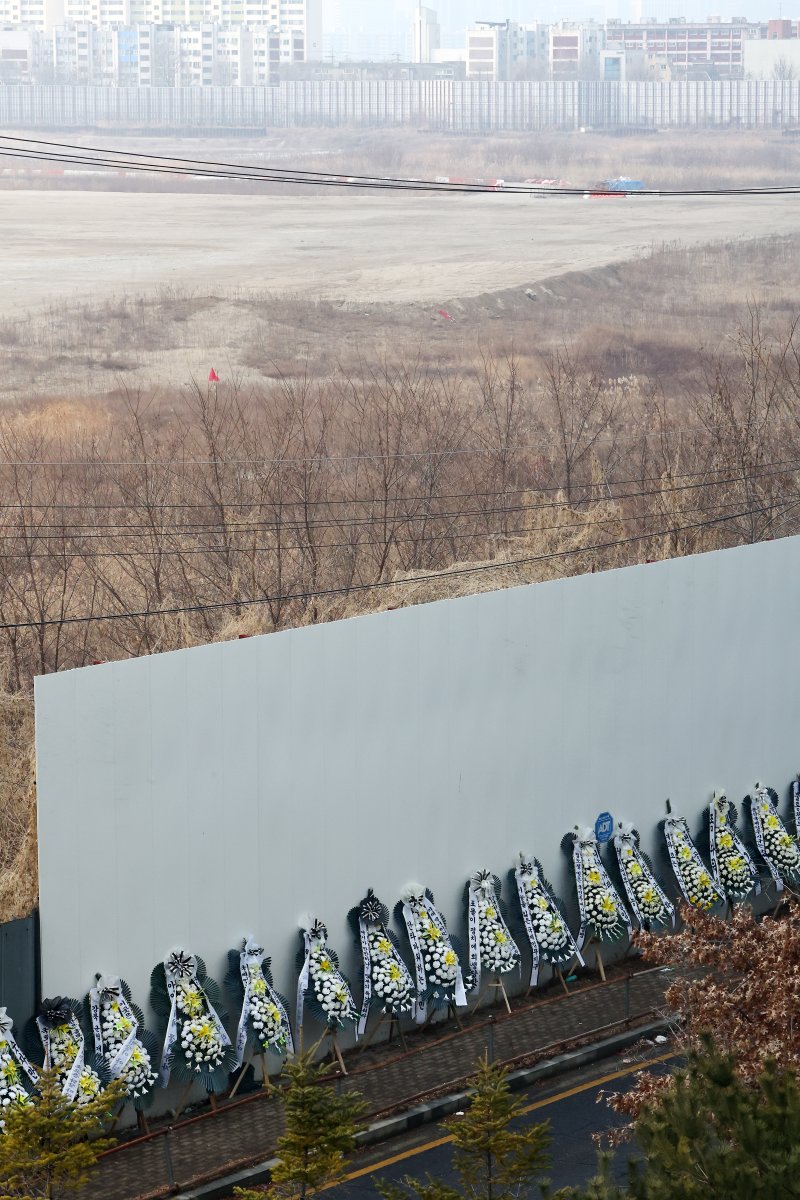 [서울=뉴시스] 김명년 기자 = 5일 오전 서울 용산구 용산국제업무지구 공사장 펜스에 정부 공급대책에 항의하는 내용이 적힌 근조 화환이 줄지어 서있다. 2026.02.05. kmn@newsis.com