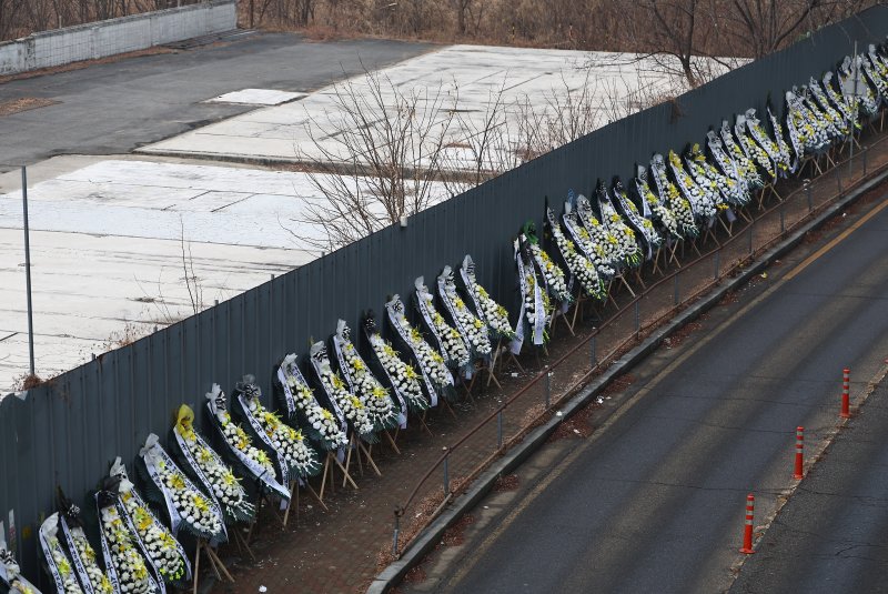 [서울=뉴시스] 김명년 기자 = 5일 오전 서울 용산구 용산국제업무지구 공사장 펜스에 정부 공급대책에 항의하는 내용이 적힌 근조 화환이 줄지어 서있다. 2026.02.05. kmn@newsis.com