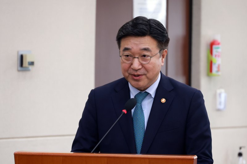 [서울=뉴시스] 고승민 기자 = 윤호중 행정안전부 장관이 5일 서울 여의도 국회에서 열린 행정안전위원회 전체회의에서 업무보고를 하고 있다. 2026.02.05. kkssmm99@newsis.com