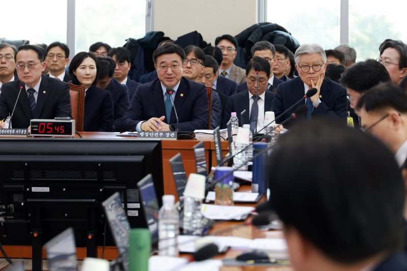 [서울=뉴시스] 고승민 기자 = 윤호중 행정안전부 장관이 5일 서울 여의도 국회에서 열린 행정안전위원회 전체회의에서 의원 질의에 답하고 있다. 2026.02.05. kkssmm99@newsis.com