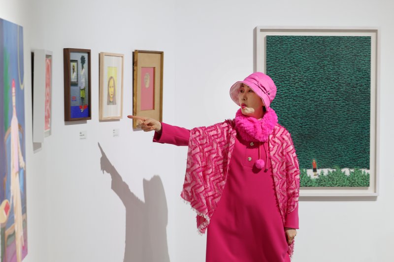 [서울=뉴시스] 박진희 기자 = 사비나미술관은 5일 서울 은평구 사비나미술관에서 개관 30주년 기념전 '1만일의 시간. 미술이 묻고 사비나가 답하다' 기자간담회를 갖고 이명옥 사비나미술관 관장에게 신뢰와 감사를 전하는 '10,000일의 동행, 초상으로 말하다' 전시 작품을 선보이고 있다. 이번 개관 30주년 기념전은 1만 일의 궤적을 돌아보며 창작이란 무엇 인가라는 근본적인 질문을 관람객과 함께 나누고자 마련된 특별한 자리이다. 2026.02.05. pak7130@newsis.com