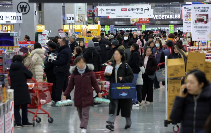 [서울=뉴시스] 홍효식 기자 =서울 시내 한 대형마트에서 시민들이 장을 보고 있다. 2026.01.23. yesphoto@newsis.com