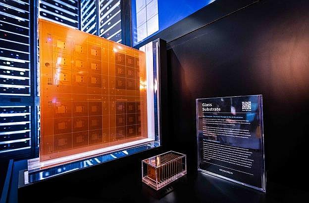 SKC, 반도체 글라스 기판 실물 선봬 (출처=연합뉴스)